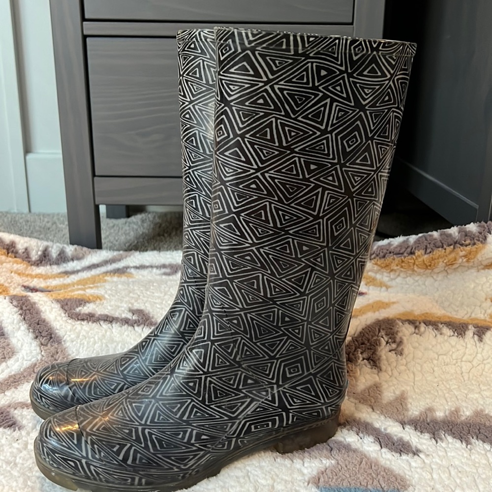 Tom’s size 9 rains boots black and white